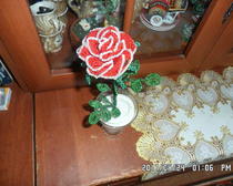 Красная роза с контрастной отделкой из бисера
