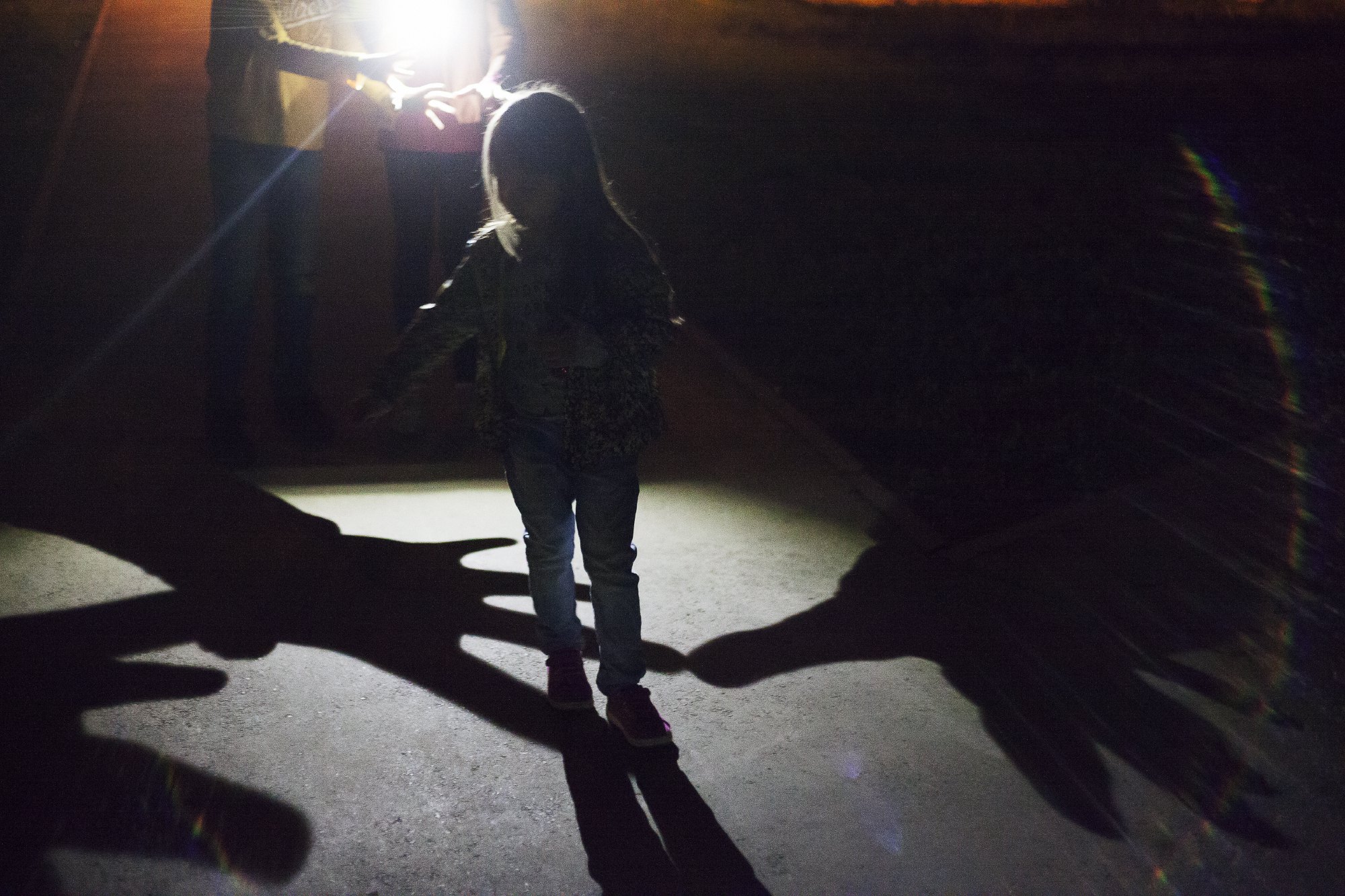 Ясными ночками гуляет: Ясными ночками гуляет мама с дочками — загадка для детей с ответом