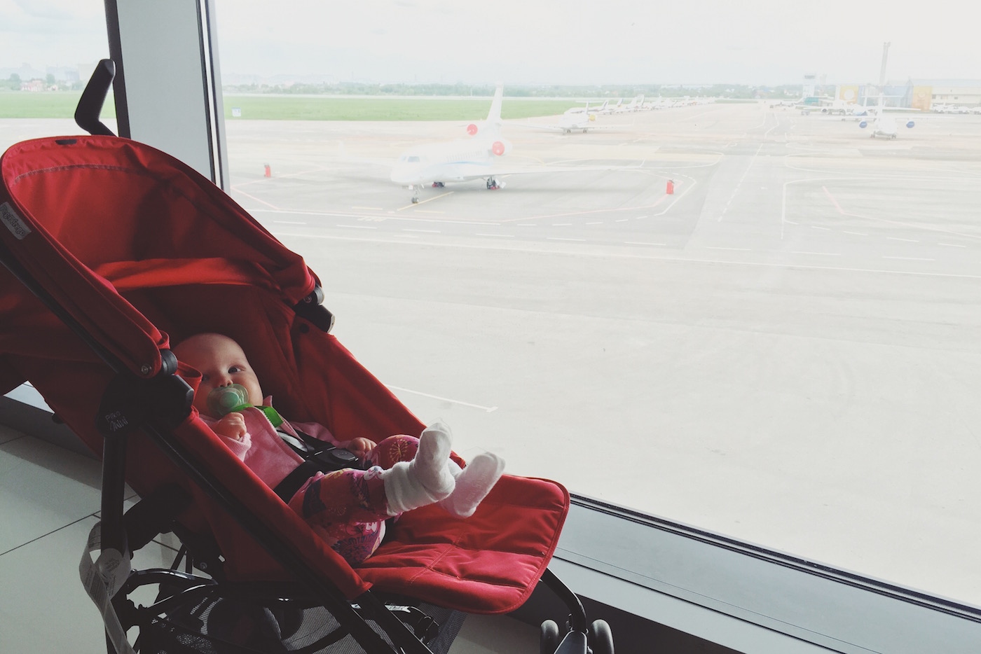Как провозить в самолете детскую коляску: Перевозка детских колясок в ручной клади и багаже самолета – правила провоза в 2019 году