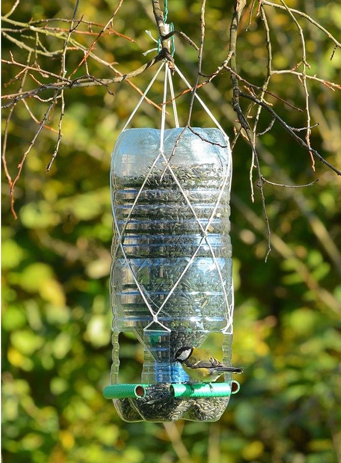 Кормушка для птиц из пластиковой бутылки: Чтобы птицы смогли выжить в суровые морозы, чтобы смогли прокормить себя и сохранить энергию, им необхо…