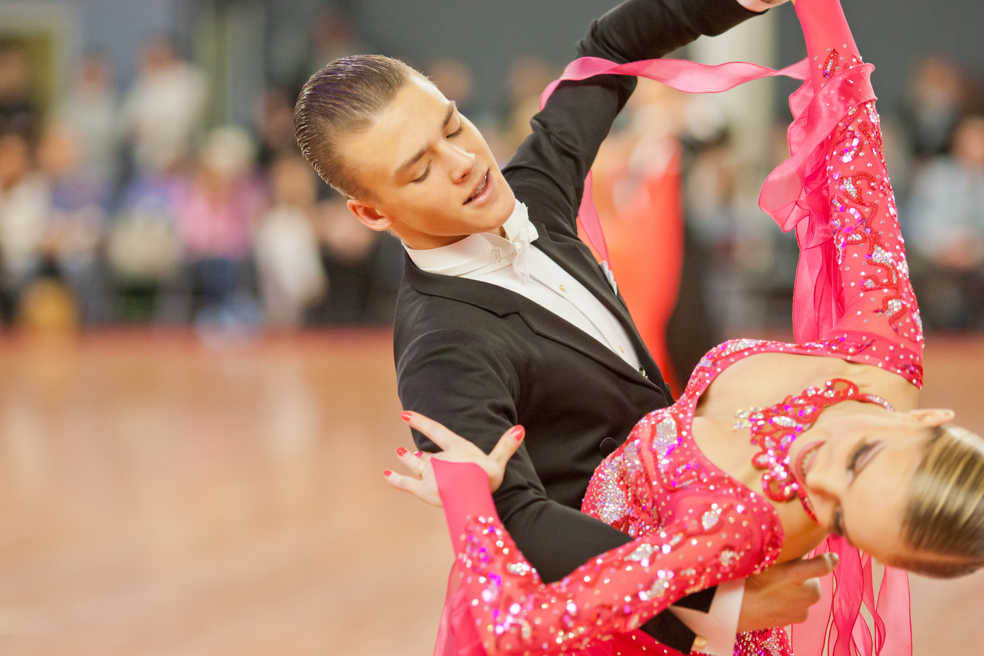 Бальные спортивные танцы противопоказания: с какого возраста и какая польза