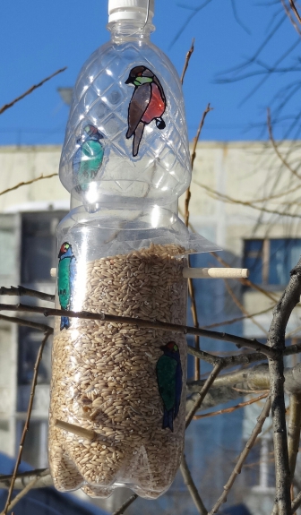 Кормушка для птиц из 5 литровой пластиковой бутылки: как сделать ее из 2-литровой пластмассовой бутылки своими руками пошагово? Как украсить кормушку?