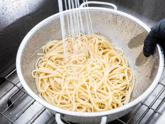 Сколько по времени варят спагетти: Сколько и как варить спагетти [Инструкция]