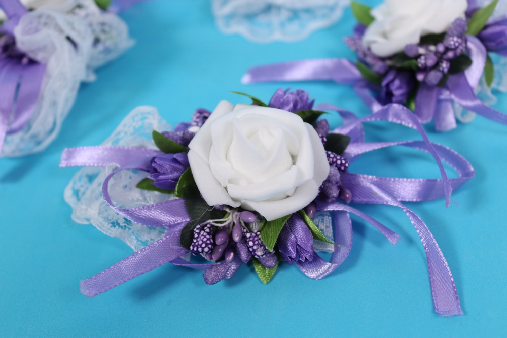 Цветы на руку подружкам невесты своими руками: Красиво оформляем цветы на руку подружкам невесты – искусственные и живые