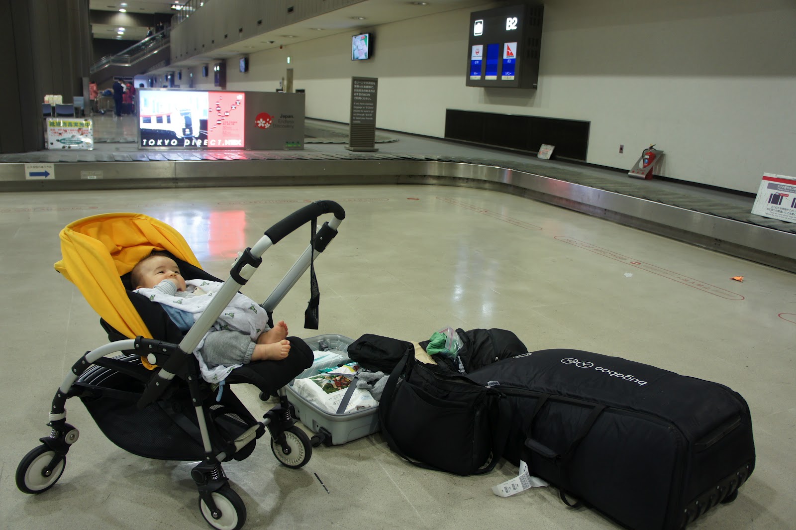 Как провозить коляску в самолете: когда можно летать с новорожденным ребенком, специальные гамак и люлька для полетов
