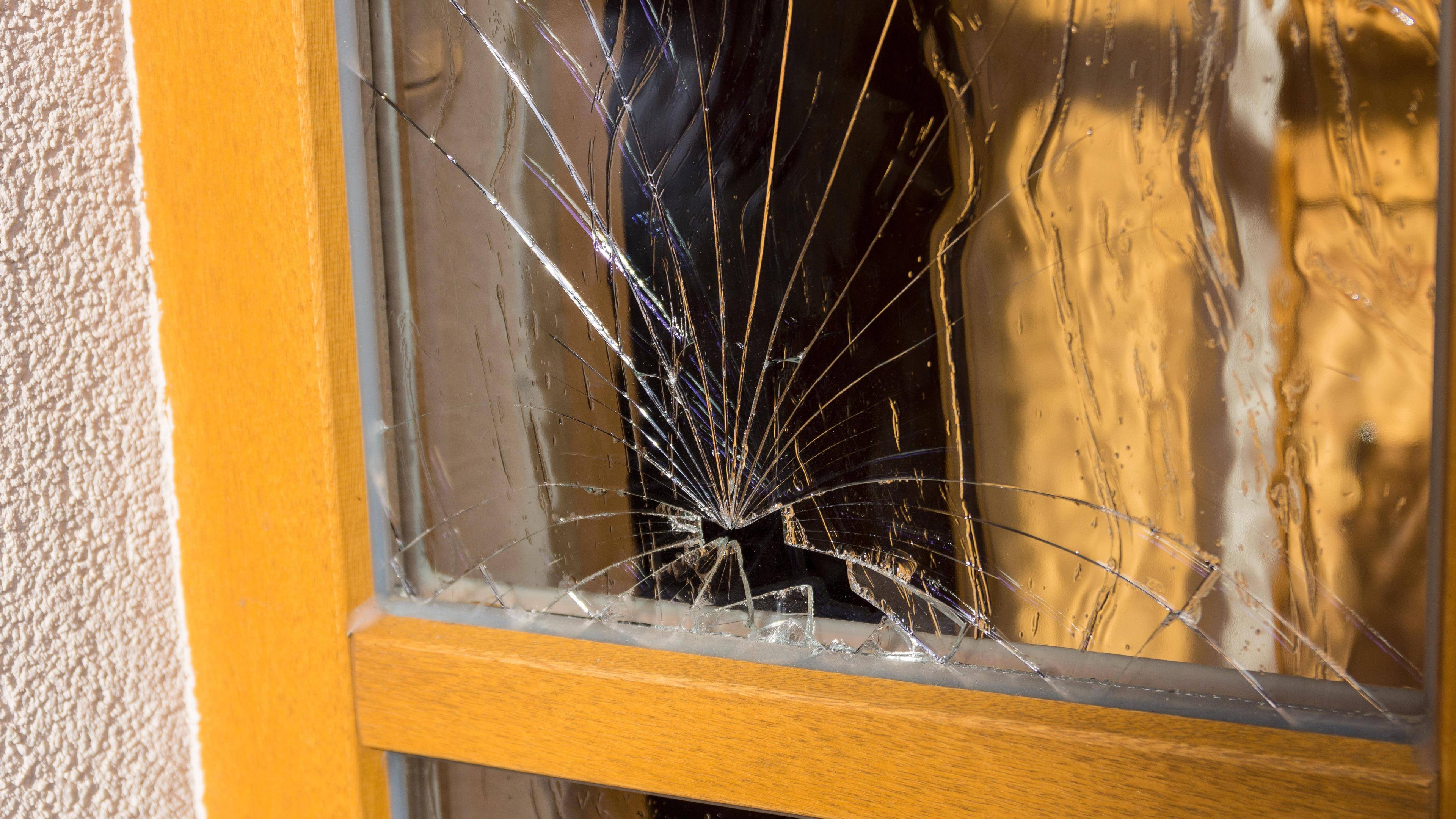 Загадка в новой стене в круглом окне днем стекло разбито за ночь вставлено: Ответ на загадку В новой стене в круглом окне днём стекло разбито за ночь вставлено