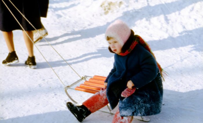 Дети на санках: польза и выбор санок для малышей – Зимний детский транспорт: санки, ледянки, снегокаты, снежные самокаты | Материнство